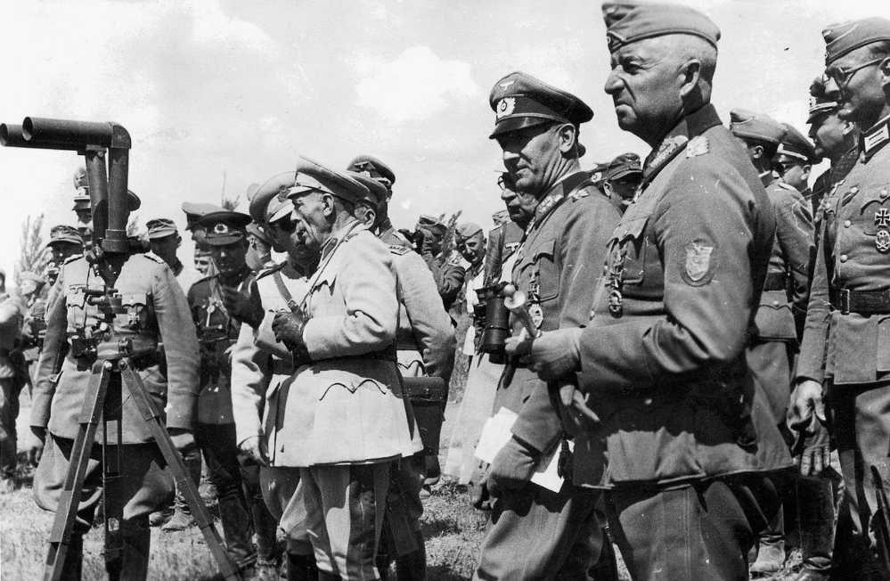 Manstein (second from right) and other generals inspected the front line 