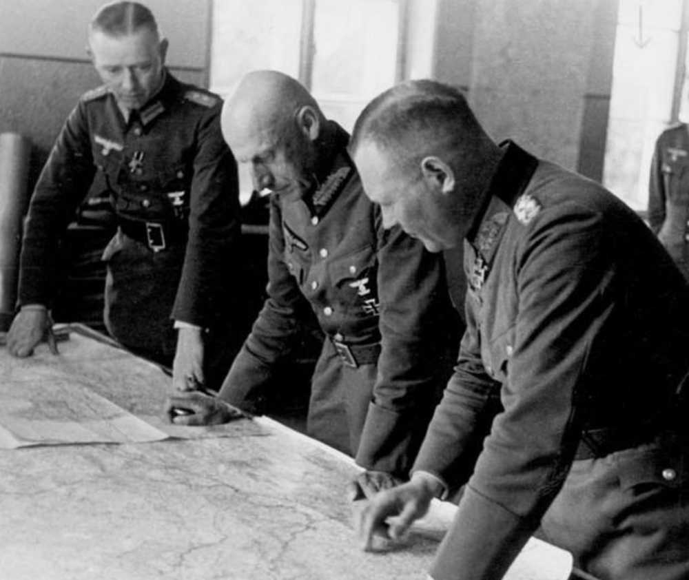Marshal Li Bo, commander of the Northern Army Group (second from left) 