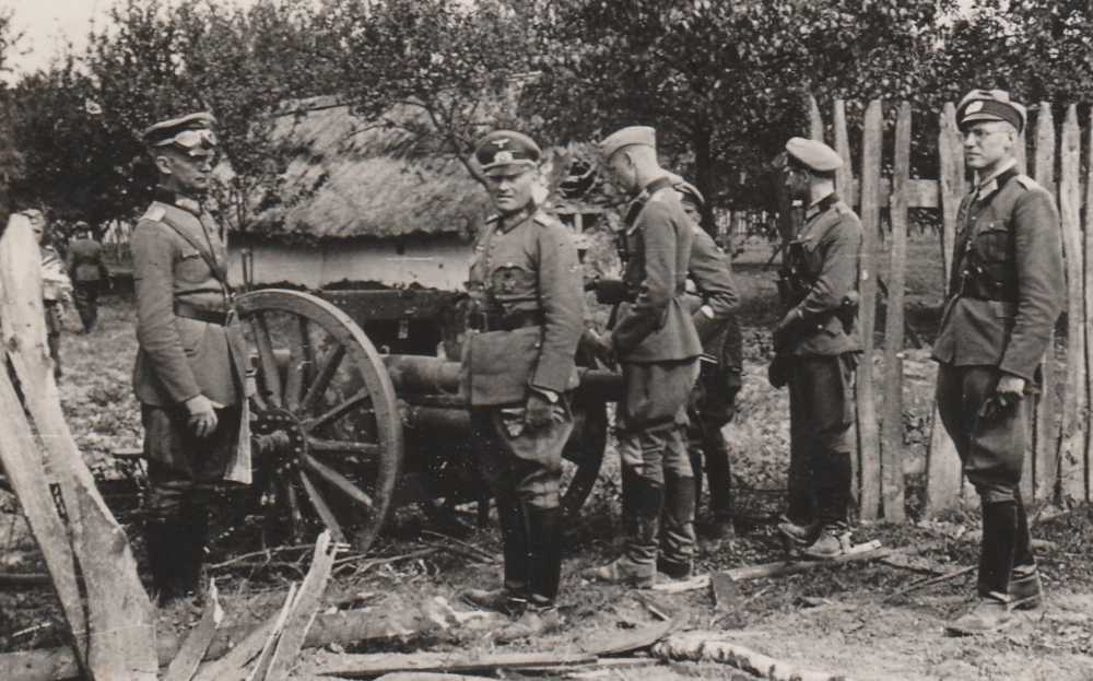 The person standing in the middle of the picture is General Reinhard, the commander of the 41st Motorized Army 