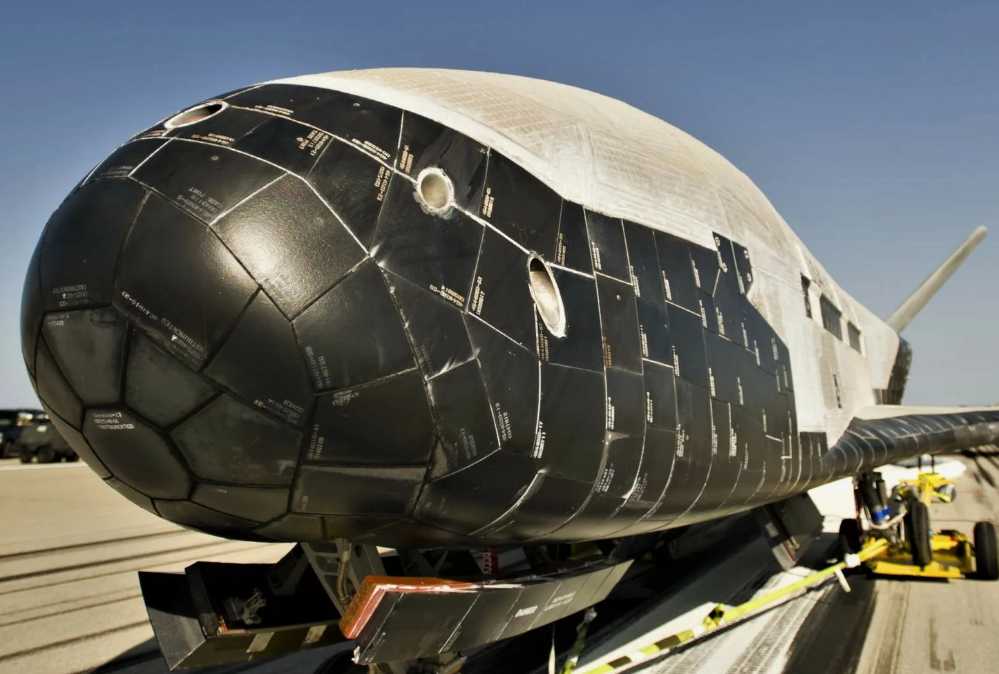The X-37B leading edge uses a large number of new thermal insulation tiles 