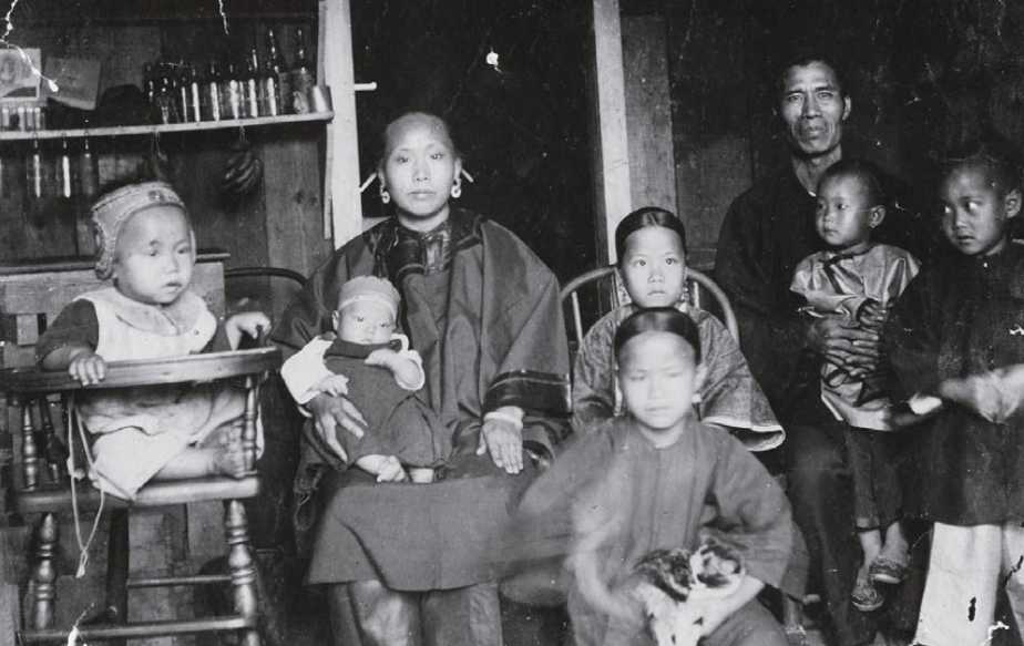 In 1893, a Chinese family living in Honolulu, Hawaii, took a photo. In the late 1860s, the Kingdom of Hawaii began to introduce a large number of Chinese and Japanese immigrants, and even tried its best to offer various preferential conditions to attract Chinese immigrants. By the 1880s, the residents of the Kingdom of Hawaii gradually formed a three-legged situation of indigenous people, British and American immigrants, and Chinese and Japanese immigrants. 