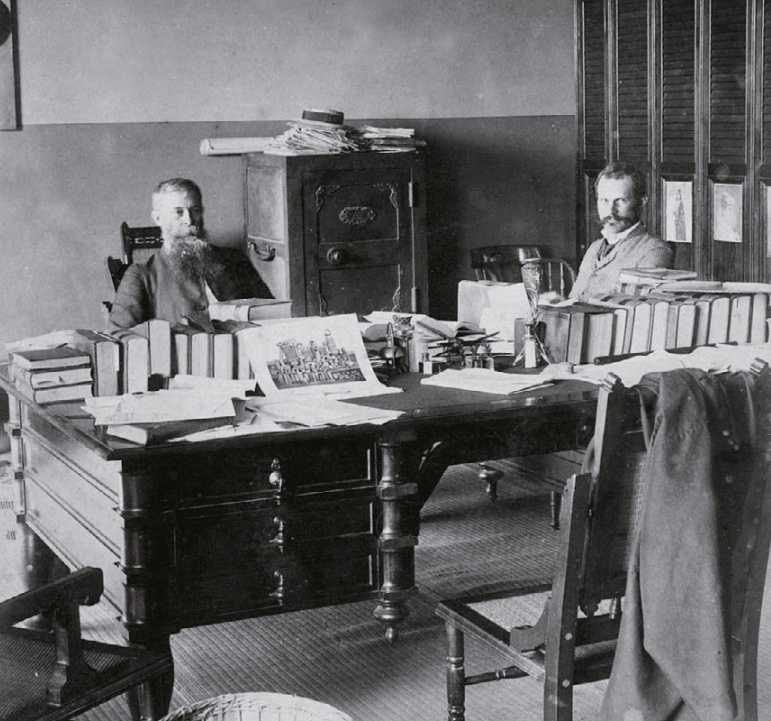 Between 1893 and 1894, Sanford Dole (left) and Susston (right) drafted the Constitution of the Republic of Hawaii. Susston, an American descendant who served as Hawaii’s Secretary of the Interior, played an important role in forcing Queen Liliuokalani to abdicate, overthrow the Kingdom of Hawaii, and establish the Republic of Hawaii. After the Republic of Hawaii was established in 1894, Sanford Dole served as president. 