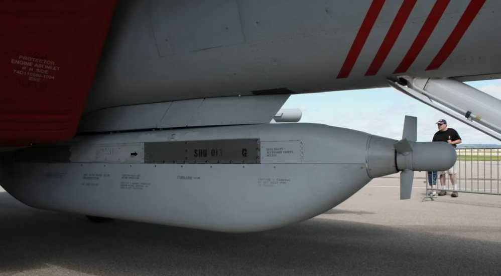 The AN/ALO-99 jamming pod carried by the US military EA-18G can use both sweeping frequency jamming and precise aiming jamming on the target, and can be used with the AN/ALQ-227 The communication jamming systems work together to jam the radar and communication systems at the same time, and can even counter radars that use frequency agility countermeasures. 