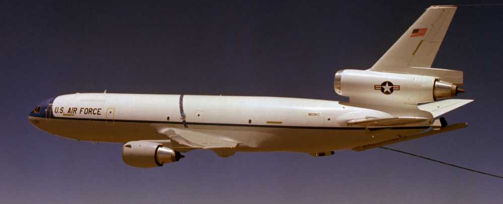 On April 14, 1997, the first two F-16s sold by the United States to Taiwan (one F-16A, aircraft number 6609; one F-16B, aircraft number 6810) took off from the United States and arrived at Chiayi Air Force Base in Taiwan after 19 aerial refuelings. Before the two F-16s were signed and received, they were still the property of the United States, so they were both piloted by US military pilots. However, with the efforts of the Taiwan side, a seed instructor Hao Guangming who went to the United States for training was sent back to Taiwan on a two-seat F-16B. This transoceanic flight was accompanied by the US military’s KC-10 tanker throughout the flight. Because the US military required strict control of fuel consumption, the average Refuel once every 10 to 15 minutes. The picture shows a KC-10 tanker. 