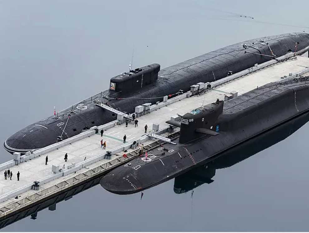In the past 30 years, Russia has been exploring new uses for strategic nuclear submarines. In the 1990s, Russia began to improve one Delta and one Delta IV to make them mother ships capable of carrying deep-sea submersibles, namely the Orenburg and the Moscow Suburbs. In 2012, Russia began to transform the Belgorod to carry the Poseidon nuclear torpedo. The picture shows the Belgorod (above) moored side by side with a Delta IV.