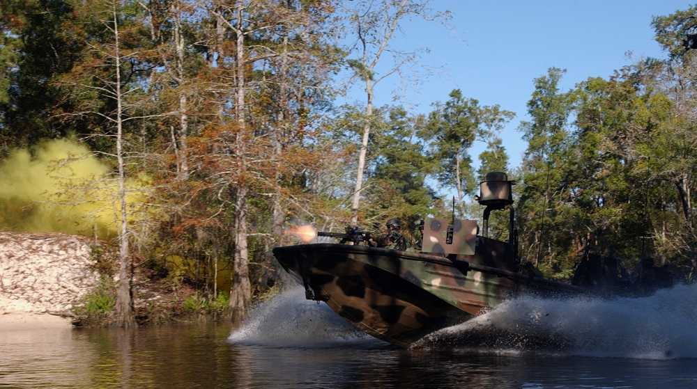 Affiliated to SBT-12 The SOC-R river special warfare boats of the boat team practice special forces infiltration courses in narrow rivers 