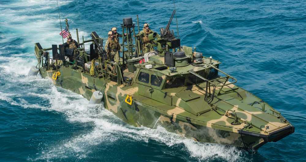 1 River Command Boat (RCB) is patrolling in the military port. This type of boat is a Swedish CB-90H speedboat produced under license by the United States. It is large in size and has multiple weapon stations. An anti-aircraft machine gun with 360° shooting is installed on the top of the upper deck. In addition, it can carry various light and heavy machine guns and grenade launchers of the US military. 