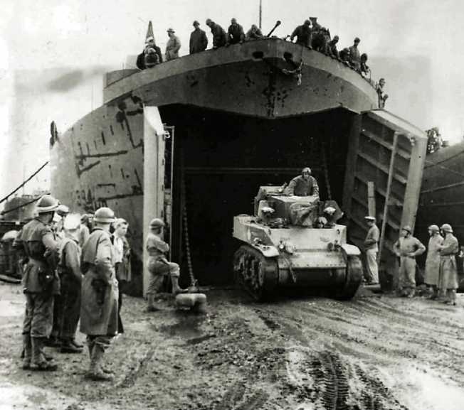 The follow-up tank troops of the US military were being sent to the land of North Africa by tank landing ships 
