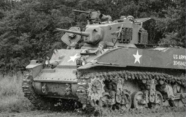 Although the thickness of the upper front armor of the M5 light tank is only 28.5 mm, its defense is greatly increased because of the 50-degree inclination. 