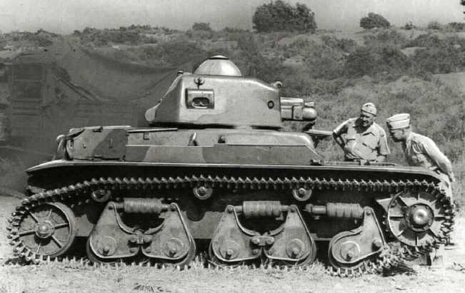 Two American officers inspecting a Renault R-35 light tank 