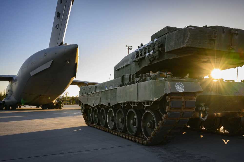 On February 4, the Canadian Air Force CC-177 Globemaster III strategic transport aircraft carried the first Leopard 2A4 main battle tank and left Halifax International Airport for Poland. 