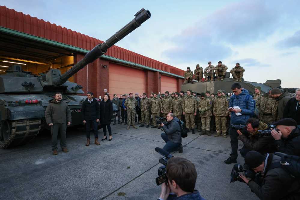 Zelensky and Sunak held a joint press conference at the British Army Luworth Training Base and met with Ukrainian soldiers who were receiving Challenger 2 tank training at the base. 
