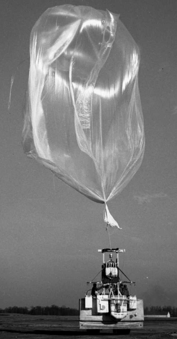 The full view of the inflated demonstration balloon and the AN/DMQ-1 pod. It can be seen that the pod is tied with a parachute and there are photographic equipment on the side. 