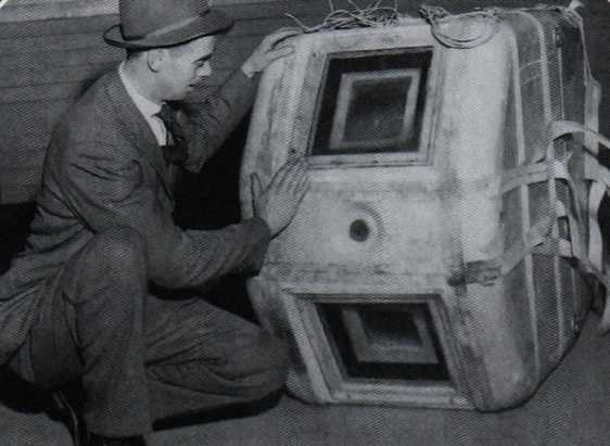 AN/DMQ-1 pod, you can see the square main camera lens frame tilted left and right, and the auxiliary camera lens between them. 