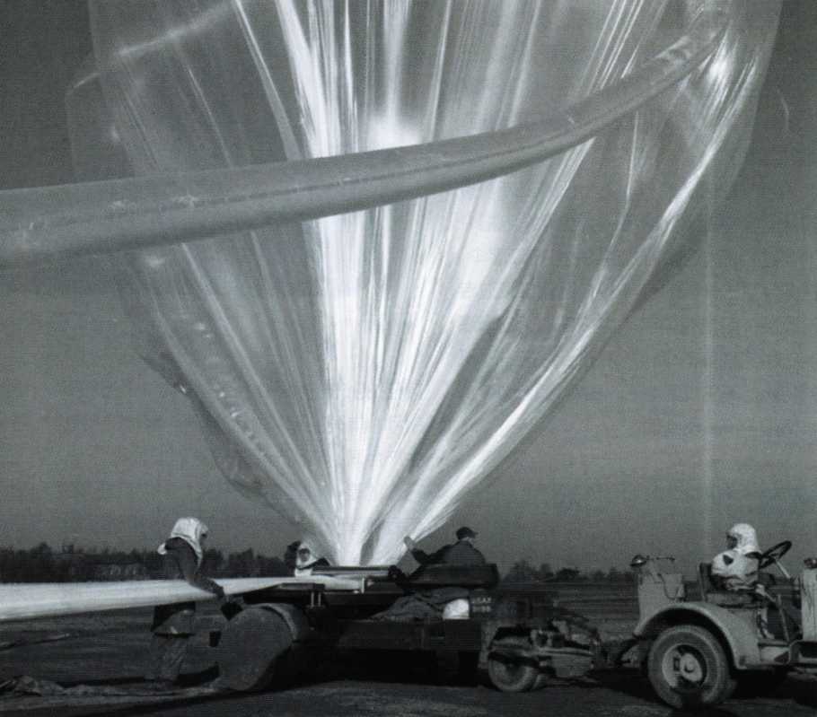 Gallon being inflated on the ground. Since hydrogen is flammable and explosive, ground operators all wore protective clothing to varying degrees. 