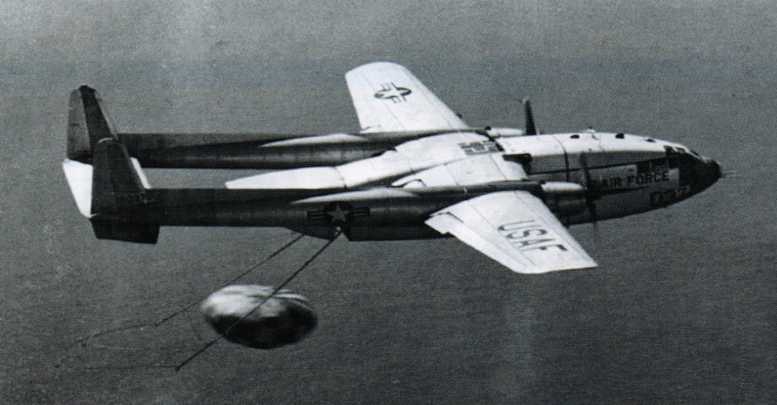 The C-119 in the recovery pod training, which was later used by the United States to recover artificial satellites. 