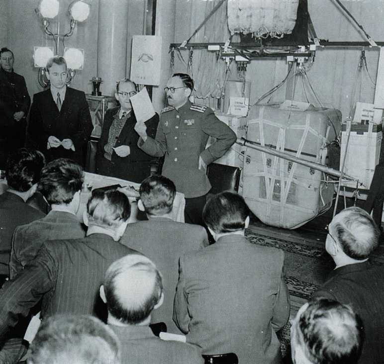 In 1956, the Soviet government held a press conference to display the intact AN/DMQ-1 pods and cameras. 