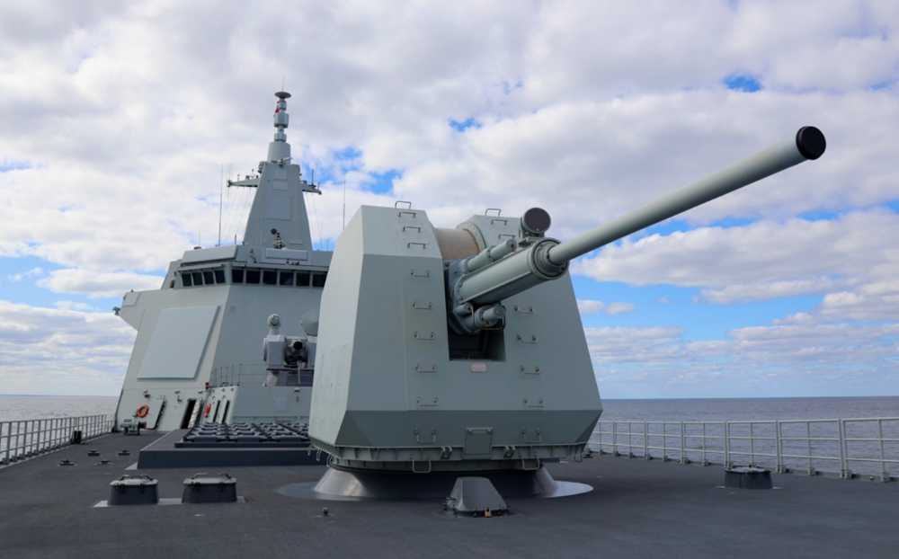 130 on the 055 type The millimeter naval gun is the latest improved model of the H/PJ-45A used by the 052D type. This type of gun partially draws on the design concept of the Russian-made AK-130 twin-mounted naval gun and adopts a stealth appearance design. It can fire a variety of shells such as lethal blasting grenades, semi-armor-piercing blasting shells, and two types of special guided shells. The overall strike performance is very good. 