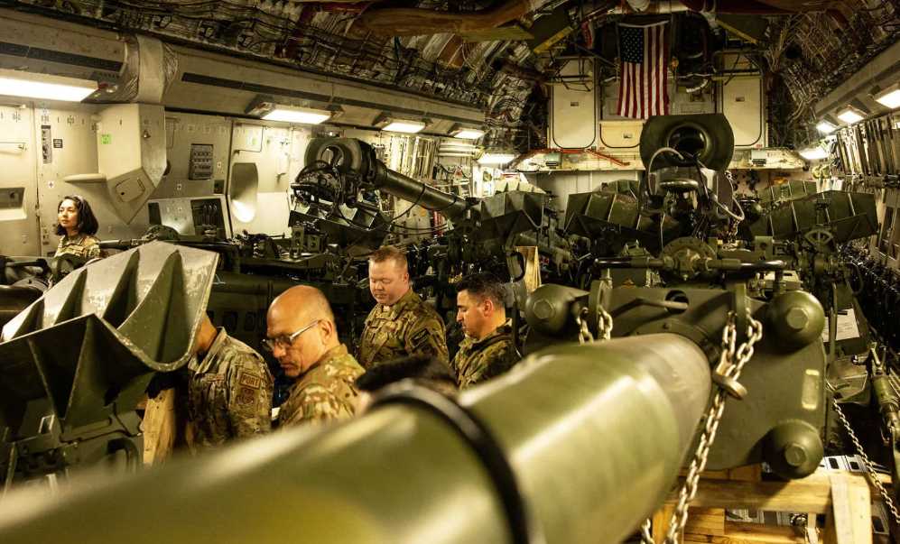 The United States’ ammunition assistance to Ukraine is almost exhausting its ammunition inventory to deal with unexpected threats, especially the risk of exhaustion of 155mm howitzer shells, which will pose a challenge to the US military’s operations. The 155mm howitzer shell weighs about 100 pounds and can be equipped with the M777 howitzer to accurately strike targets 10 kilometers away. It is a powerful firepower strike force for the Ukrainian army. The picture shows the 155mm artillery system shipped to Ukraine. 