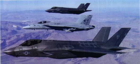 VFA-125 was merged into VFA-122 in 2010, and was reorganized in 2017 to carry out F-35C training. The picture shows two F-35Cs of VFA-125 (above and below) and one F/A-18E of VFA-97 (middle). 
