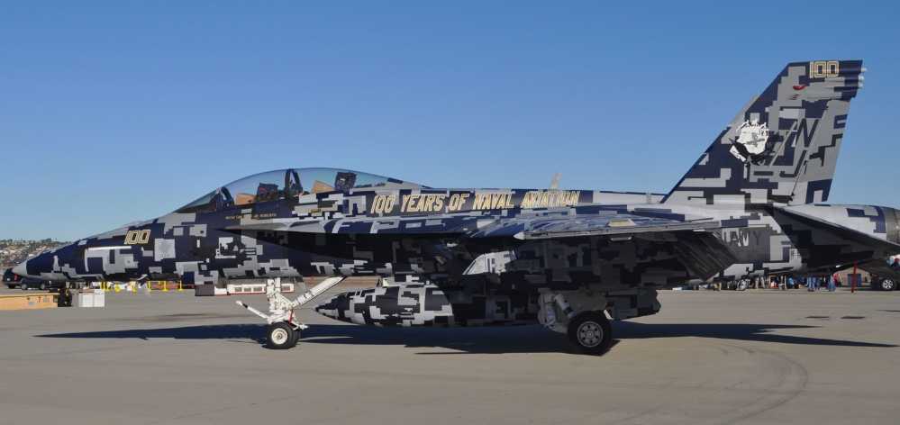 VFA-122 has experienced organizational cancellation and reorganization since its predecessor was established, which is not uncommon in the US Navy FRS. Later, VFA-125 was absorbed and its size increased greatly. The picture shows the F/A-18F of VFA-122 taken in 2011. Its paint job is to commemorate the 100th anniversary of the establishment of the US Navy Aviation. 