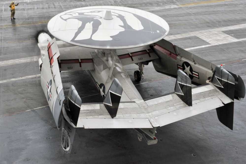 VAW-120 was initially responsible for training early warning aircraft, and later joined the training mission of carrier-based fixed-wing transport aircraft. The picture shows the squadron’s E-2C operating on the USS Washington, with the 