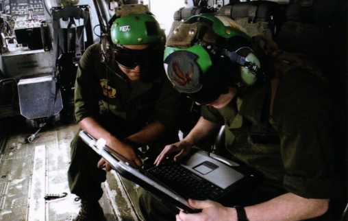 FRS not only conducts training work, but sometimes also undertakes the testing of new equipment. The picture shows the staff of HMHT-302 debugging the newly installed Wi-Fi equipment on the helicopter, which allows the helicopter to update the onboard data while performing the mission without flying back to the base. 