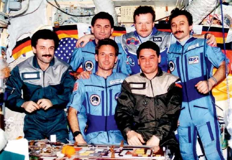 The six astronauts who experienced the Mir space station fire (the commander Korzun is on the right in the front row, and Jerry is on his right) 