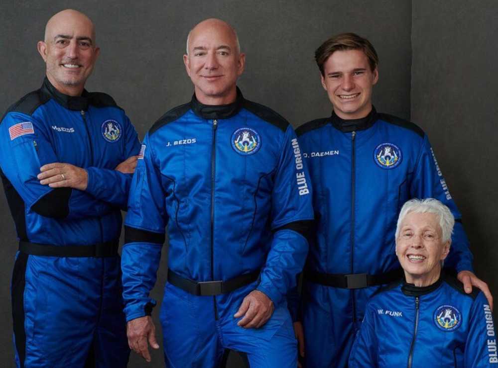 ▲The four members of the first manned flight crew: Mark Bezos, Jeff Bezos, 18-year-old Oliver Daeman, 82-year-old Wally Fink (from left to right) 