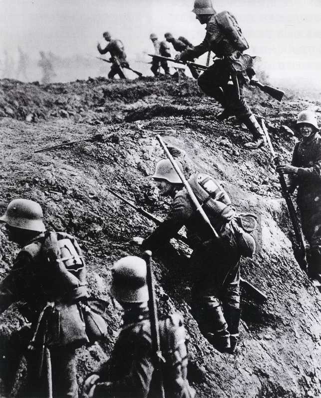 In the spring of 1918, during the spring offensive launched by Germany, German infantry on the Arras-La Fère front were attacking the Allied positions from the trenches. On March 21, the German army, which had been freed up after the armistice on the Eastern Front, mobilized 71 divisions and successfully achieved a breakthrough in the Somme area under the guidance of the elite infantry 