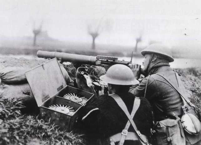 In the Battle of the Lys River, British soldiers defending Hazebrouck were shooting with Lewis machine guns. In the spring offensive, the German army tried to break through here and go straight along the coastline to the main supply ports of the British Expeditionary Force, such as Calais and Dunkirk. 