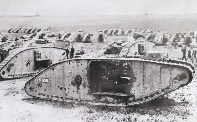 In the French front during World War I, the first batch of Markl tanks put into actual combat were ready to go behind the British position, photographed in 1918. In World War I, Britain developed tanks and used them in the Battle of the Somme on September 15, 1916 to break through the barbed wire and trenches of the enemy’s position. 