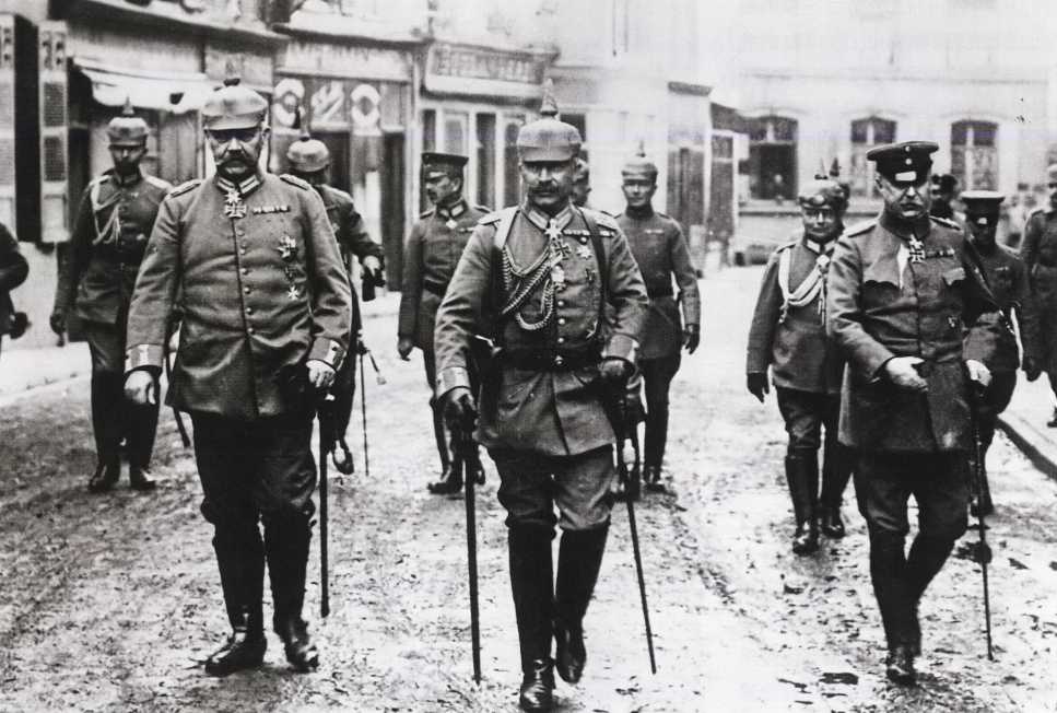 Hindenburg, Wilhelm II and Ludendorff (from left to right), photographed during World War I. On the eve of Germany’s surrender, Hindenburg served as the Chief of the German General Staff and Ludendorff served as the commander-in-chief of the Western Front, carrying out the last large-scale offensive of the German army in World War I. 