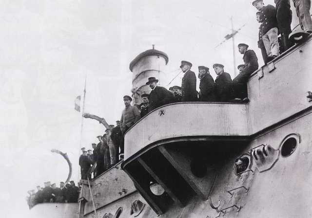 In the November Revolution in Germany in 1918, Gustav Noske (the man in the hat in the picture) and the rebellious submarine sailors were on the ship of the High Seas Fleet. During the uprising, he was elected as the military commissioner of the Kiel Workers and Soldiers Committee. After World War I, he served as the first Minister of Defense of the Weimar Republic from 1919 to 1920. 