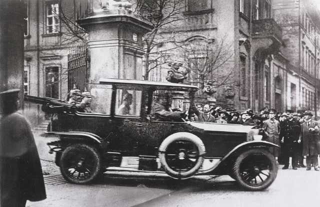 On November 10, 1918, an uprising broke out in Berlin. The besieged Wilhelm II had to accept Hindenburg’s suggestion, announced his abdication and went into exile in the Netherlands. The picture shows Wilhelm II leaving Berlin by car. Since then, he has been living in seclusion in a small castle near Doelen, the Netherlands, until his death in June 1941 