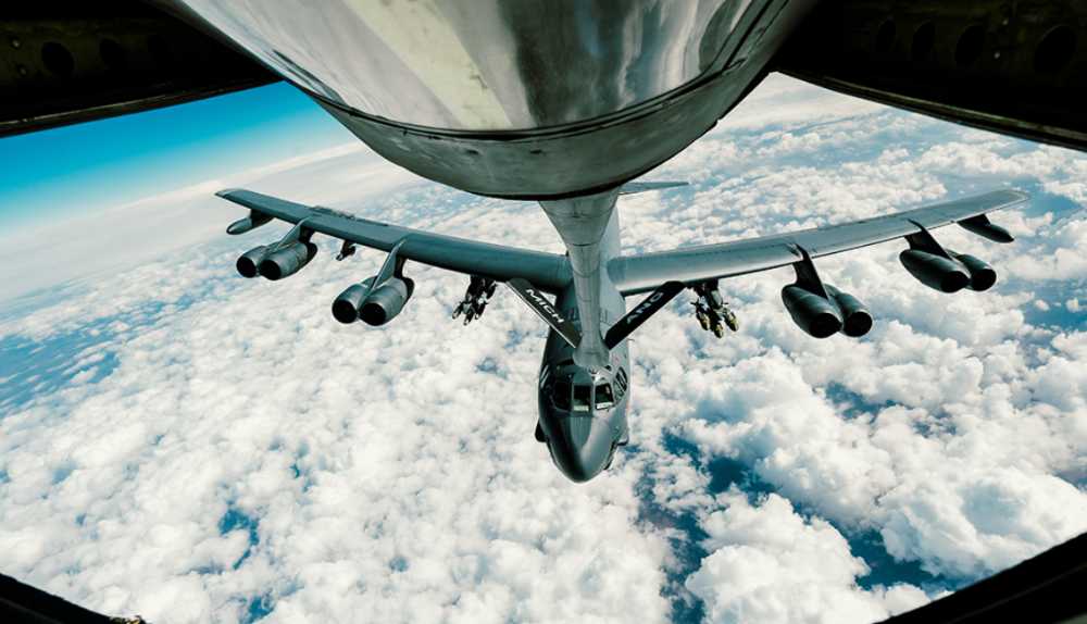 A A B-52 ready to refuel from the perspective of KC-135. For the US Air Force, combat operations rely heavily on KC-135, so much so that when the KC-135 attendance rate has problems, the 