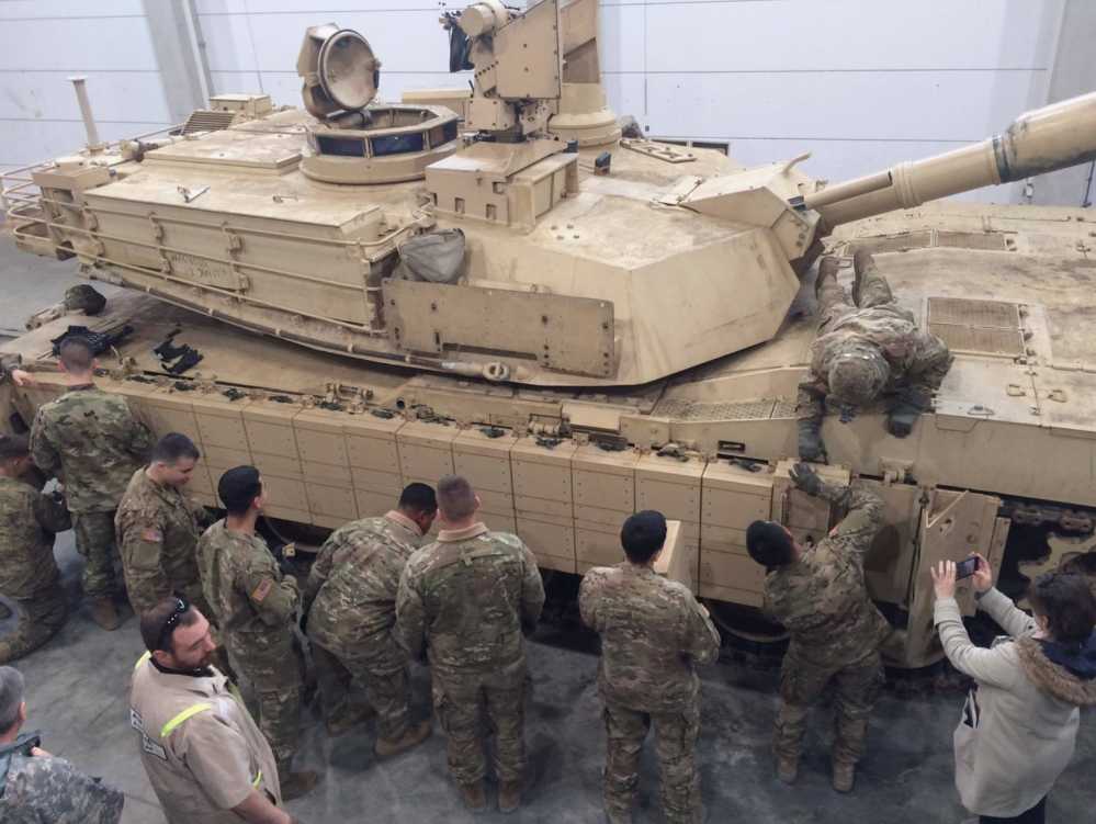 The traditional additional armor structure of ground armored combat platforms is complex, costly, and heavy, and some of them have collateral damage 