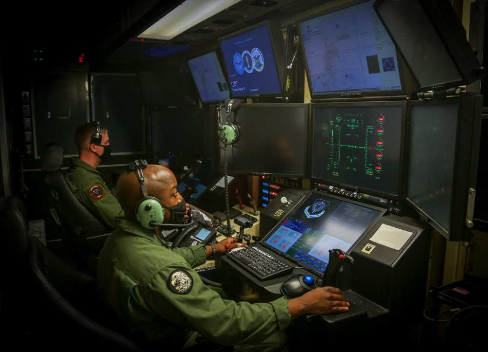 On March 20, 2020, the 1st UAV Squadron of the US Marine Corps (VMU-1) conducted the first combat flight of MO-9A in the Middle East. The picture shows the pilot and sensor operator of MO-9A at the control station. 