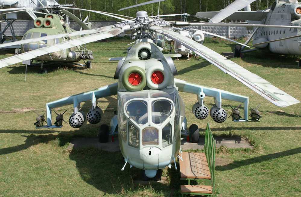 The Soviet Army retired Mi-24A, pay attention to its iconic greenhouse cockpit. The original weapon operator’s seat was located in the front right of the cabin, and the pilot’s seat was behind it on the left. Such a design can theoretically expand the field of vision of the weapon operator, and it is also conducive to ensuring the safety of the pilot when facing fire threats, but it brings great problems of flight vision in actual combat. 