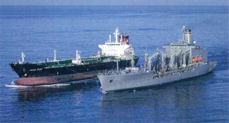 To solve the problem of transportation capacity, the US Navy can use commercial oil tankers, dry cargo ships, tugboats, etc. leased by the Military Sealift Command to carry out material transportation. These merchant ships transport fuel, engineering construction equipment, vehicles, aircraft, ammunition and other materials between the material distribution site and the US military’s storage warehouses around the world. However, like the US shipbuilding industry, the US merchant fleet has also shown a shrinking trend in recent years. The picture shows the USS Empire State (T-AOT 5193) oil tanker (far) leased by the US Military Sealift Command refueling the Henry Kaiser-class fuel supply ship Yukon, which then delivers the fuel to the front-line troops. 