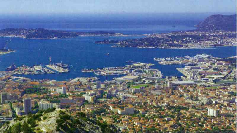 Aerial view of the Toulon shipyard and naval base. It can be vaguely seen that the Charles de Gaulle aircraft carrier, a Mistral-class amphibious assault ship, and a Horizon-class destroyer are moored in the shipbuilding facilities on the left; in the base on the right, there are a Mistral-class, a Horizon-class, and three Aquitaine-class frigates, as well as other destroyers, supply ships, and amphibious ships. The scale of the above ships also reflects the importance of the Toulon shipyard and base to the French Navy. 