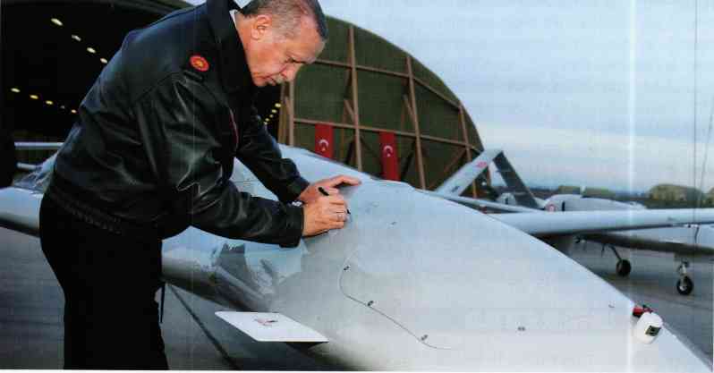 Due to its excellent performance in several local conflicts, the TB2 UAV has now become a business card of the Turkish aviation industry. The picture shows Turkish President Erdogan signing a TB-2 that has just been shipped. 