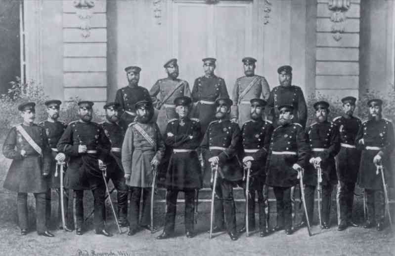 In the 1870s, Moltke (the man with the shaver in the middle) and his staff. After becoming the Army Chief of Staff, while Moltke was updating the weapons and equipment of the front-line troops, he also incorporated railways and telegraphs into the daily training system of the troops, and absorbed many professionals in statistics, national economics, geography, and surveying to strengthen the Prussian military strength. 