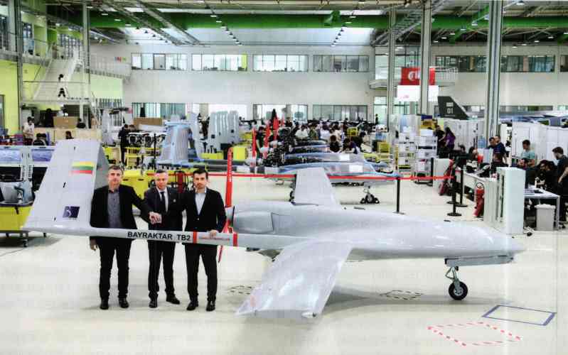 In June 2022, the Deputy Minister of Defense of Lithuania took a photo with the CEO and CTO of Turkey’s Beka Defense Technology Company in Istanbul, and TB2 won another customer order. Behind the picture is the TB2 assembly line. 