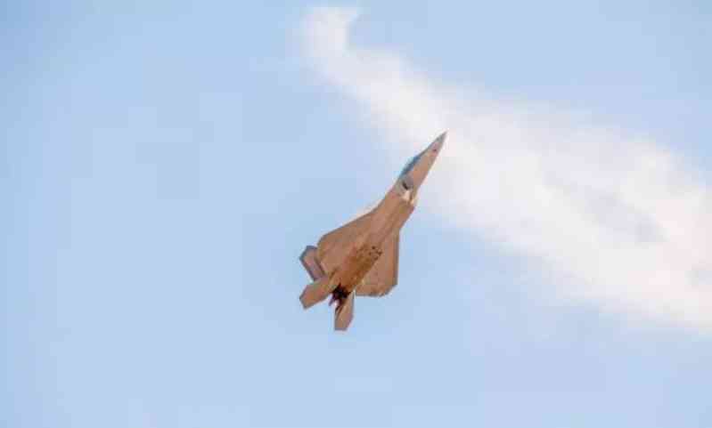 The F-22 high-angle maneuvering photographed at the Abbotsford Air Show 