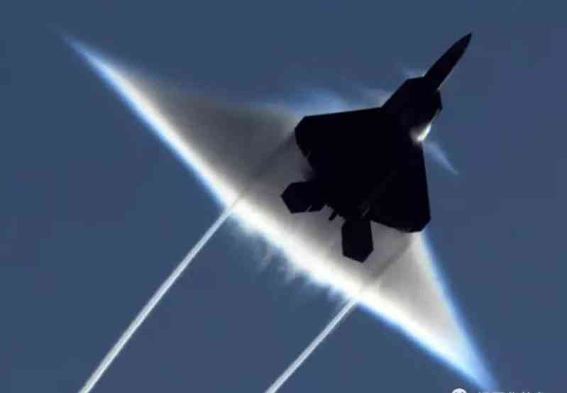 The sonic boom cloud stirred up by the F-22 at supersonic speed 