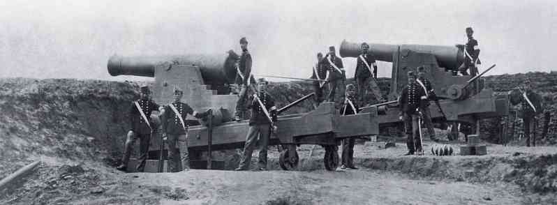 In 1864, Prussian soldiers stood next to the cannon that conquered the Danish fortress Frederich. Almost all the cannons equipped by the Danish army were old-style muzzle-loading cannons. Most of the opponent’s artillery was breech-loading, and the Prussian artillery could fire beyond the range of the Danish artillery and hit targets behind the Danish defense line. From the perspective of military strength comparison, Denmark had little chance of winning. 