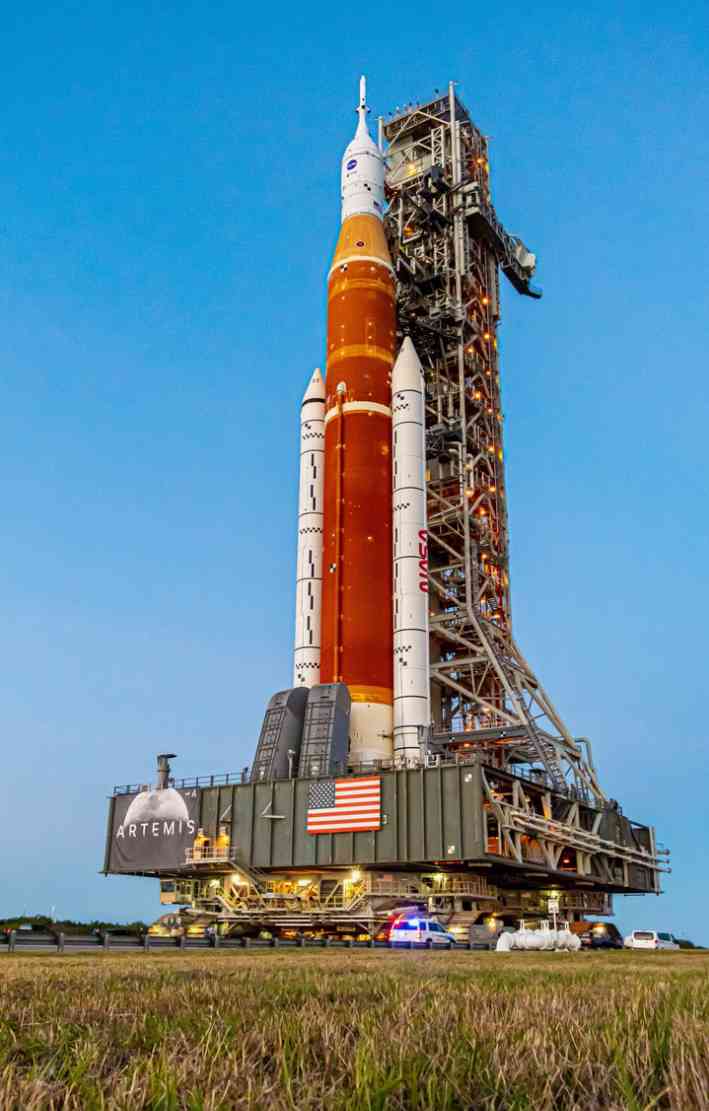 On March 17, 2022, the Space Launch System launch vehicle and the Orion spacecraft for the Artemis 1 mission were pushed out of the assembly building and headed to the LC-39B launch pad to start the first wet dress rehearsal (WDR) test 