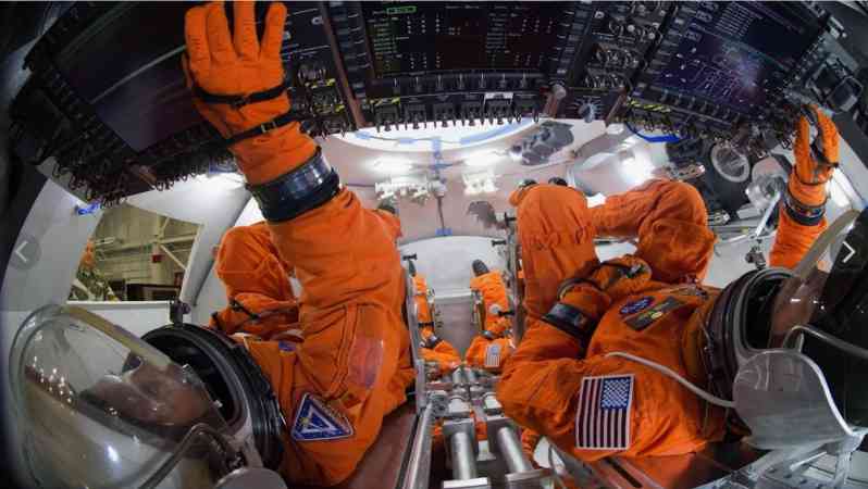 Astronauts perform simulation training in the Orion crew capsule at the Johnson Space Center 