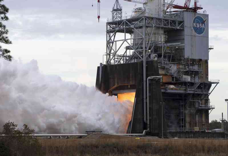 In December 2017, at the Stennis Space Center, an RS-25 engine was being tested on the test bench. 